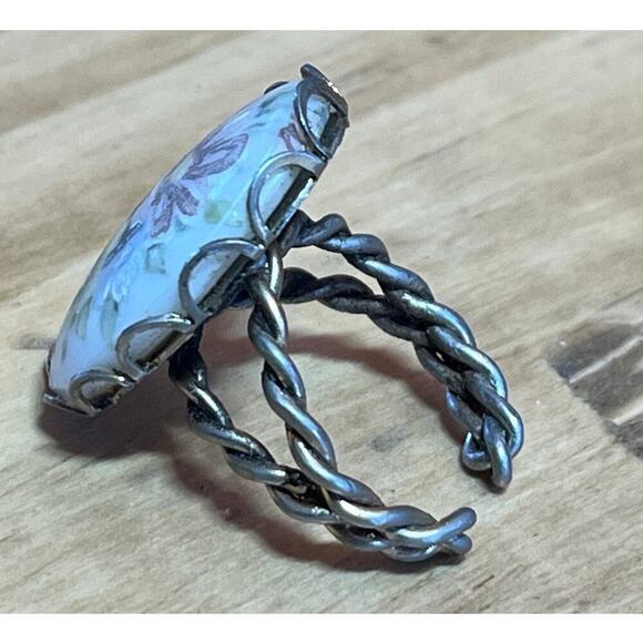 Vintage Women's Oval Floral Flower Ring. Braded Band. hand painted stone?? - Picture 3 of 9